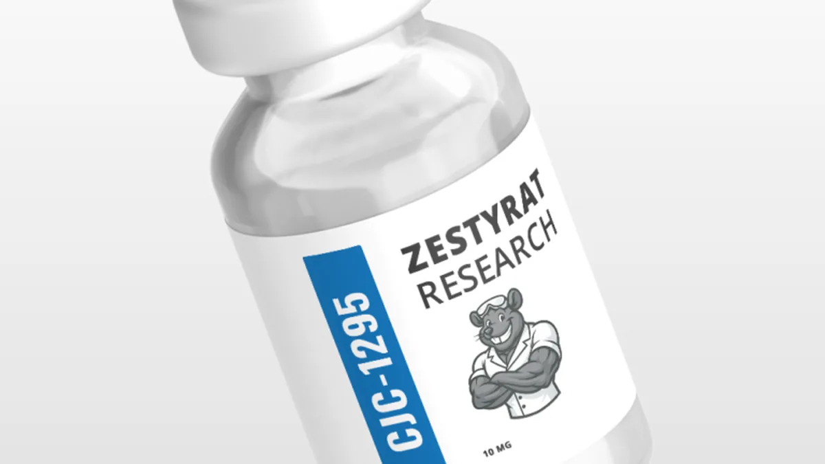 药师向患者展示奎扎替尼26.5mg并说明空腹服用注意事项